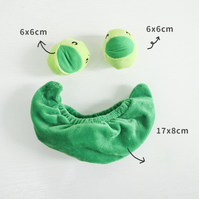 Three green plush toys: two round pea faces (6cm) and one crescent pea pod with elastic opening (17×8cm).
