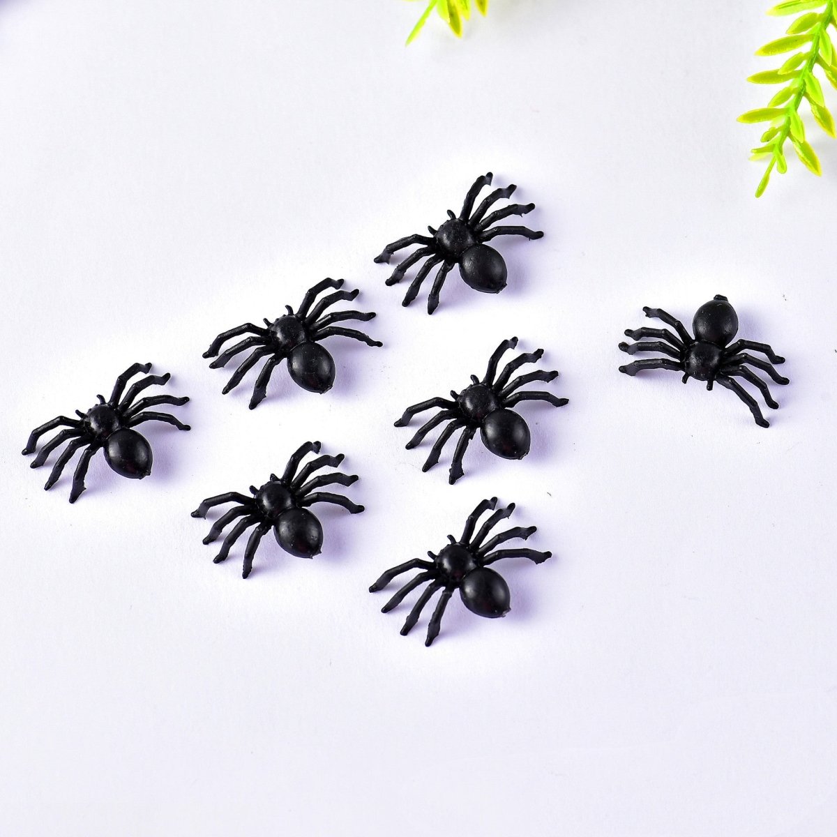 Halloween plastic spider - 0 - Scribble Snacks